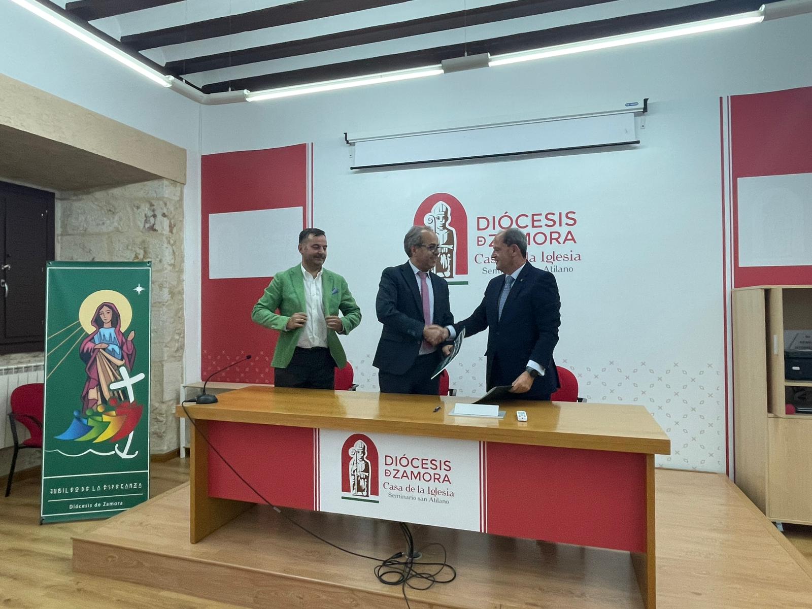 La Fundación ZamorArte y la Real Cofradía de Caballeros y Damas Cubicularios de Zamora firman un convenio para promover el patrimonio cultural religioso