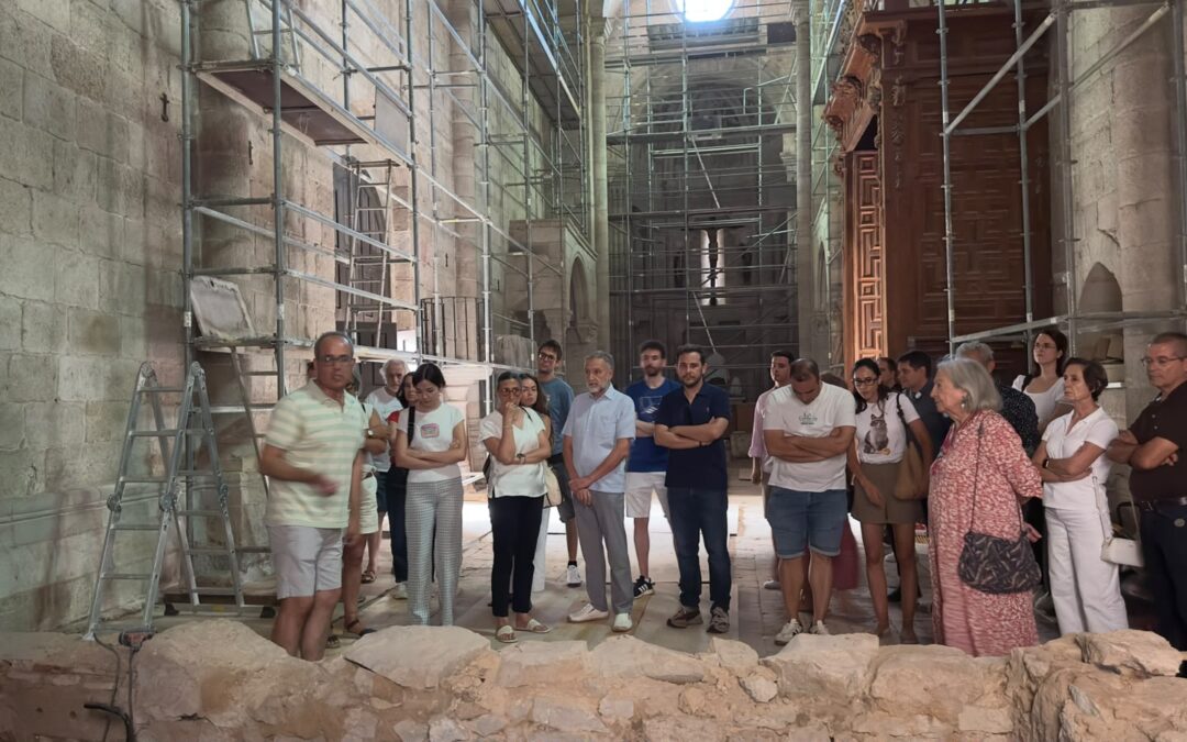 El Plan Románico Atlántico abre la Magdalena al público con la primera visita a pie de obra