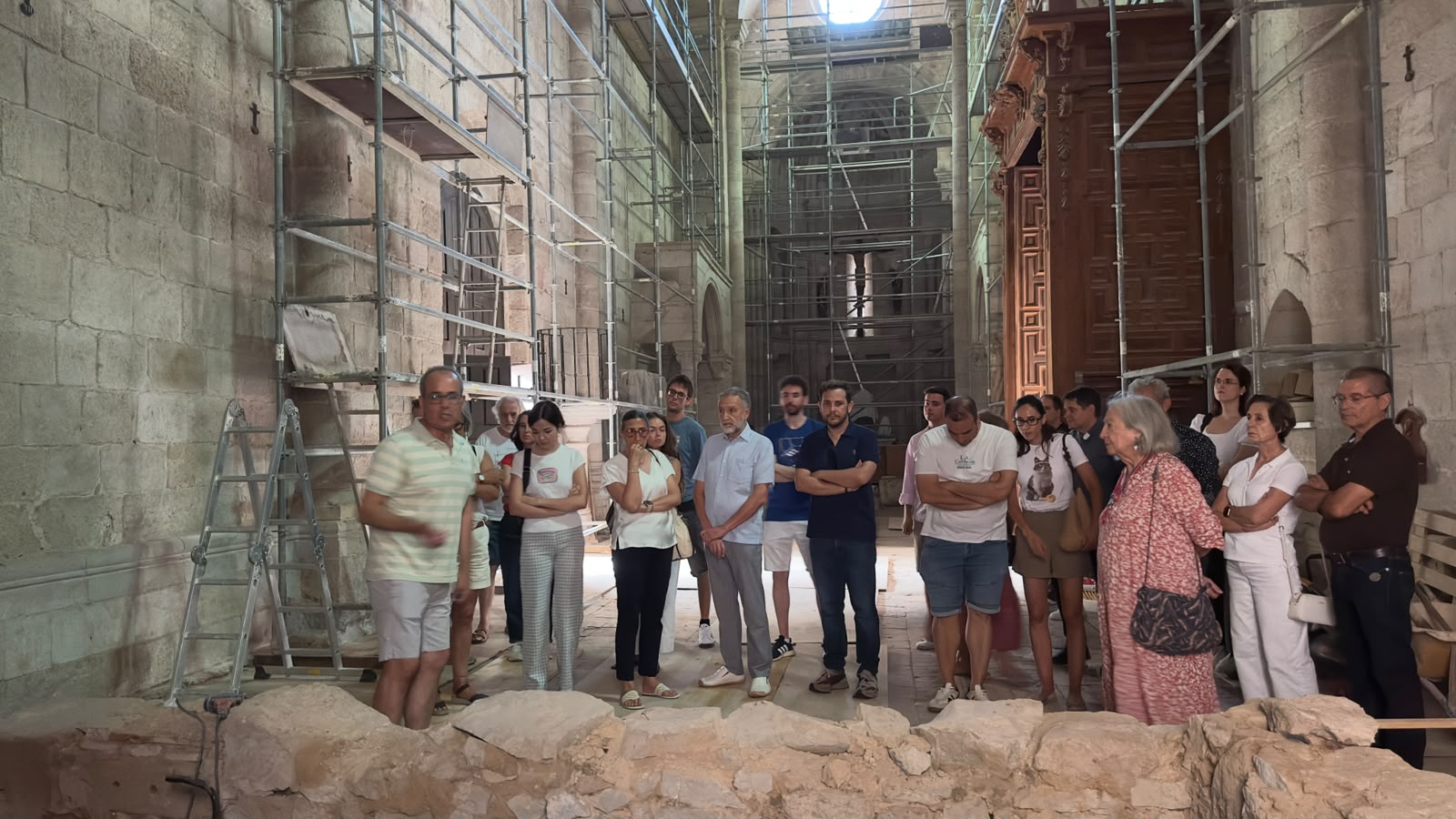 El Plan Románico Atlántico abre la Magdalena al público con la primera visita a pie de obra