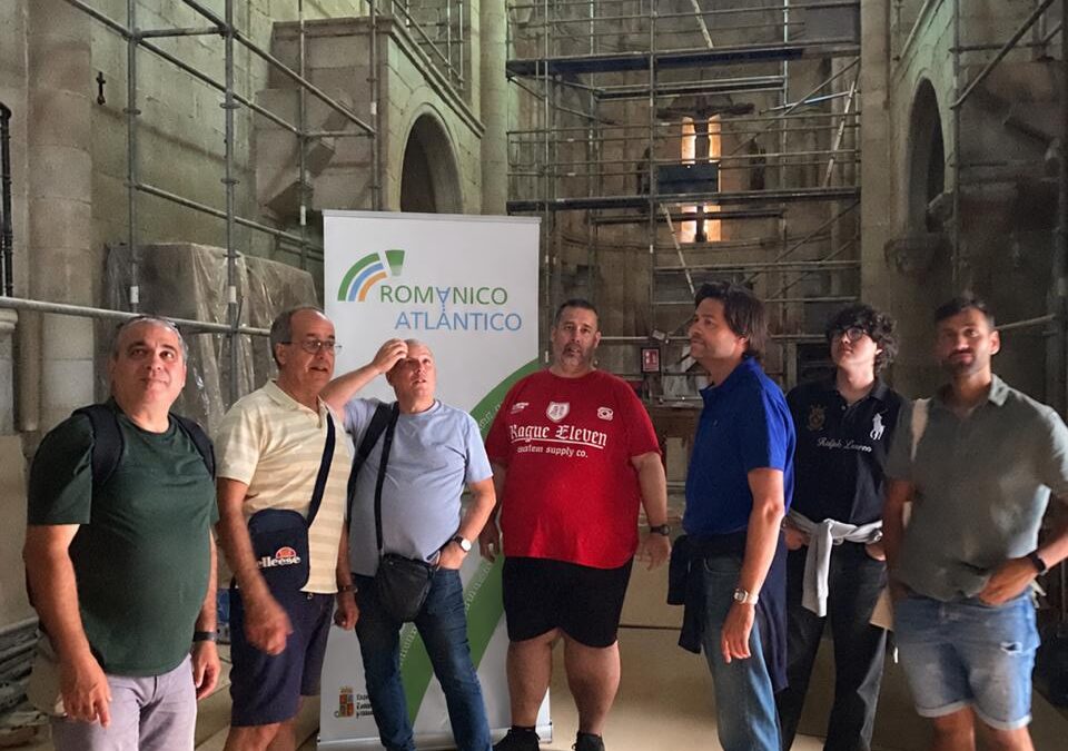 Miembros de la agrupación musical Capella Ocellum Duri conocen las obras del Plan Románico Atlántico en La Magdalena